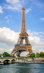 Fototapeta na wymiar Tour Eiffel et pont d'Iéna