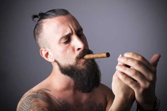 Hipster encendi&eacute;ndose puro