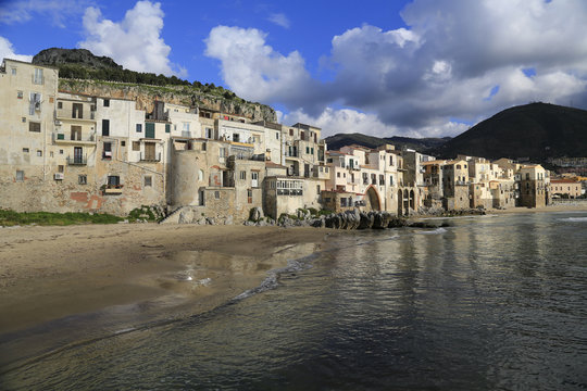 Alte Fischerhäuser im Hafen von Cefalu, Sizilien
