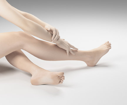 Gambe di donna nude