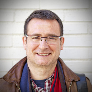 Hombre de cincuenta a&ntilde;os con gafas sonriendo