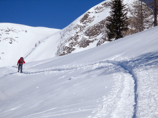 Fototapeta na wymiar Walking man into the snow