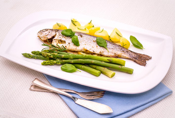 Grilled trout with green asparagus and rosemary potatoes