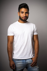 Fototapeta premium Joven latino con vaqueros y camiseta blanca