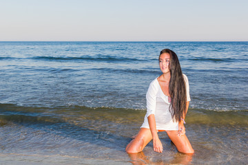 Fototapeta na wymiar young beautiful woman on the beach