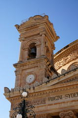 Fototapeta na wymiar clocher du Sanctuaire Sainte-Marie-de-l'Assomption de Mosta