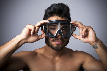 Modelo masculino con gafas de motorista vintage