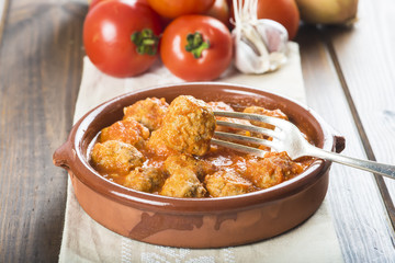 Albóndigas de carne con salsa de tomate comida europea