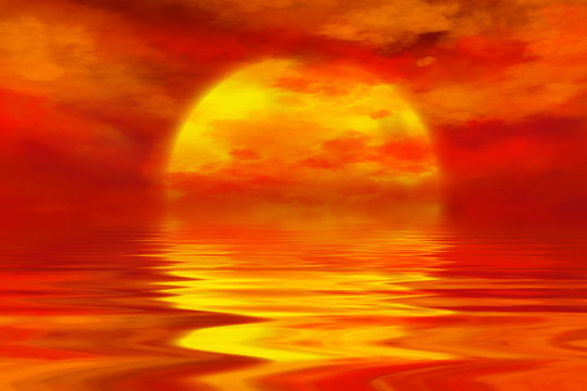 Sonnenuntergang über Meer mit goldener Sonne und Wolken