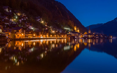 Naklejka premium Hallstatt at night