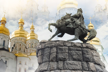 Obraz premium Bogdan Khmelnitsky monument with Kyiv Pechersk Lavra church.