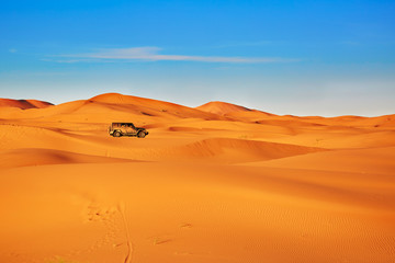 Fototapeta na wymiar Jeep in sand dunes