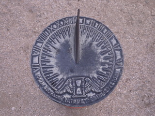 砂時計の描かれた日時計