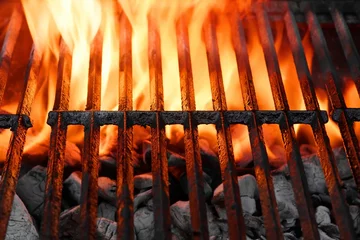 Crédence de cuisine en verre imprimé Grill / Barbecue Empty Hot Flaming Charcoal Barbecue Grill