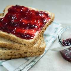 Fruchtaufstrich mit Brotscheiben, vegan