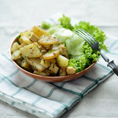 Bratkartoffeln mit Tofustücken und Gurkensalat, vegan