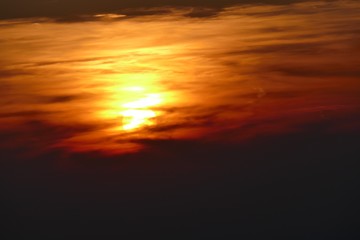 Sonnenuntergang zwischen Wolken