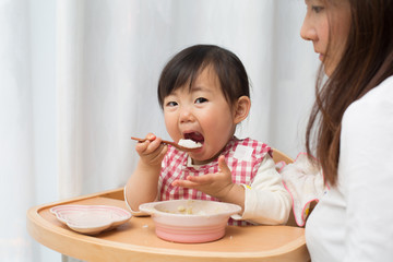 Obraz na płótnie Canvas 食事をする幼児