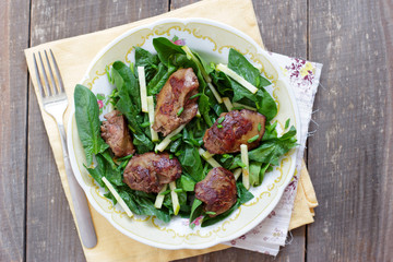 Chicken liver and spinach salad with green apple and onion
