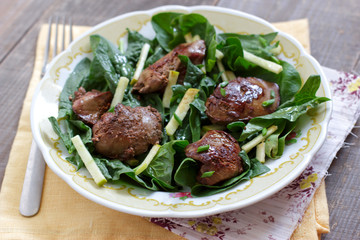 Chicken liver and spinach salad with green apple and onion