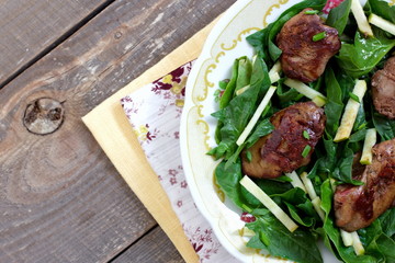Chicken liver and spinach salad with green apple and onion