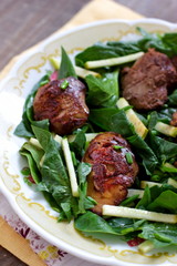 Chicken liver and spinach salad with green apple and onion