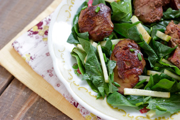 Chicken liver and spinach salad with green apple and onion