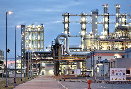 Industrieanlage - Chemiewerk bei Nacht // chemical plant
