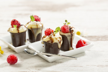 Schokobecher mit Vanillepudding, Sahne und Himbeeren, Studio