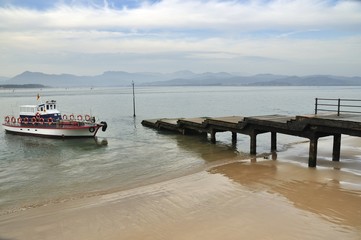 Fototapeta premium Santoña embarcadero y barca