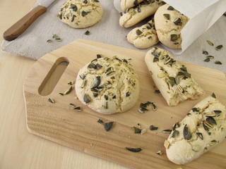 Brötchen und Brotstangen mit Kürbiskernen