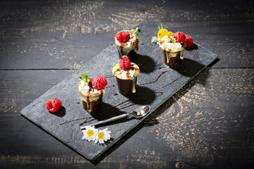 Schokobecher mit Vanillepudding, Sahne und Himbeeren, Studio