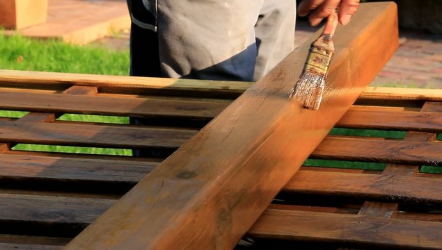 Holz streichen mit brauner lasur
 