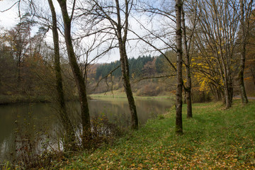 Fototapeta na wymiar Landschaft mit einem kleinem See