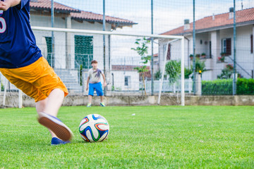 Calciatore pronto a colpire il pallone per tirare in porta