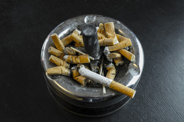 Cendrier plein de cigarettes