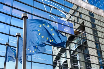 Foto auf Acrylglas Flagge der Europäischen Union gegen Europäisches Parlament © artjazz