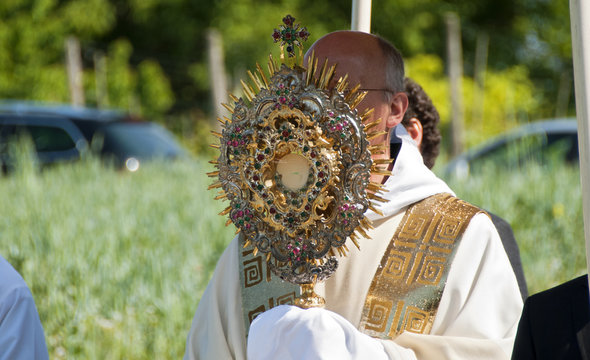 Priester mit wertvoller Monstranz