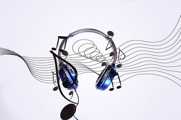 Fantasia musicale con cuffie e note musicali