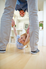 Vater spielt mit Tochter zu Hause