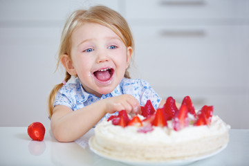 Kind feiert Geburtstag mit Erdbeerkuchen