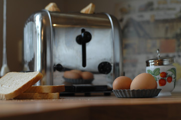 Fototapeta na wymiar toaster mit Brot und ei