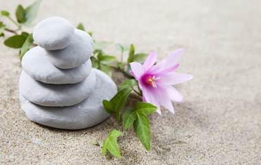 Fototapeta na wymiar pierres galets zen en équilibre sur le sable