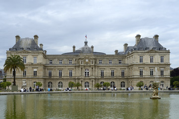 Fototapeta na wymiar sénat -jardins du luxembourg _ paris