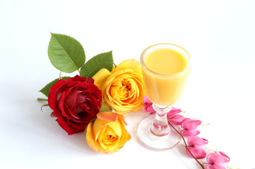 Eierlikör und natürliche Rosen