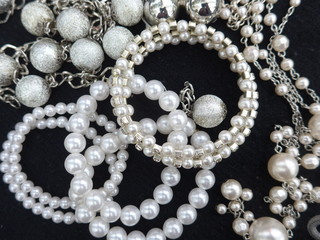Perlenketten und Armbänder