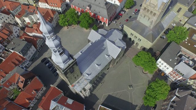 Luftaufnahme Soest mit 3 Kircht&uuml;rmen in 4K