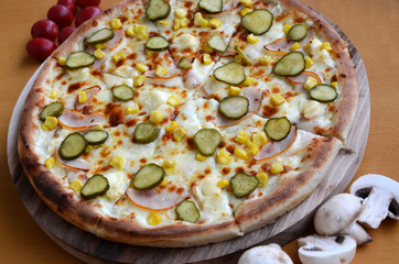 pizza with chicken and pickles

