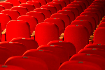 Obraz premium File di poltroncine rosse di un teatro vuoto