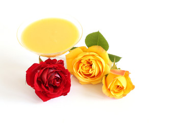 frische natürliche Rosen und Eierlikör